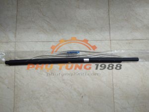 Nẹp chân kính ngoài trước phải Hyundai Santafe 2010-2013 chính hãng mã 822202B000