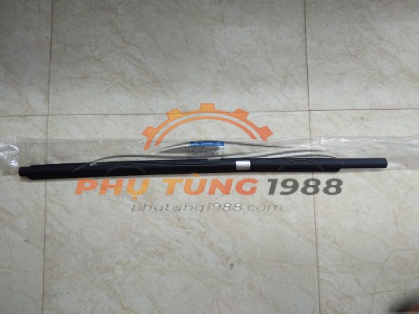 Nẹp chân kính ngoài trước phải Hyundai Santafe 2010-2013 chính hãng mã 822202B000