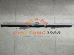 Nẹp chân kính ngoài cánh cửa sau phải Hyundai Santafe 2010-2013 chính hãng mã 832202B000