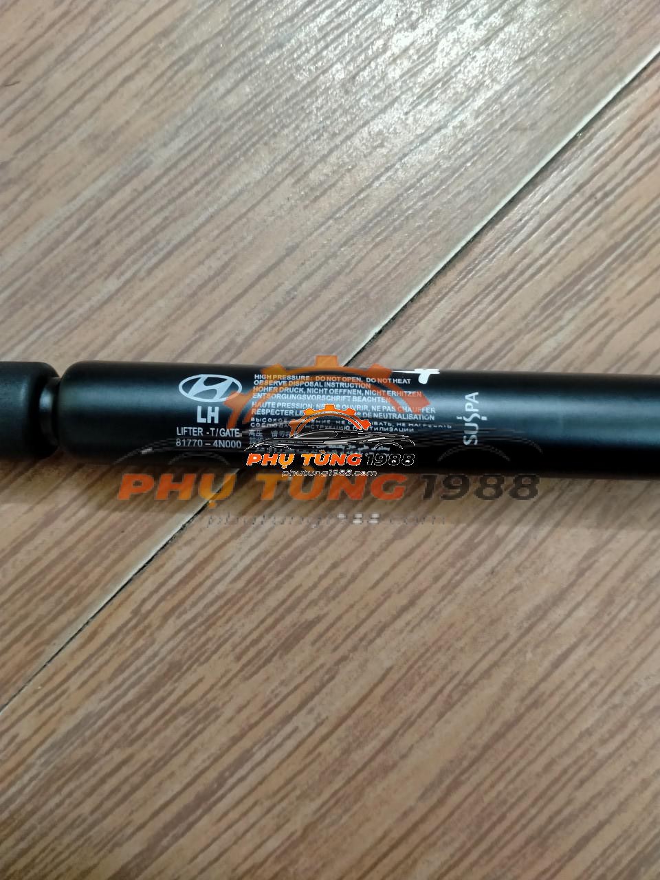 Ty chống bên trái cửa hậu Hyundai Eon chính hãng mã 817704N000 Ty chống bên trái cửa hậu Hyundai Eon chính hãng mã 817704N000