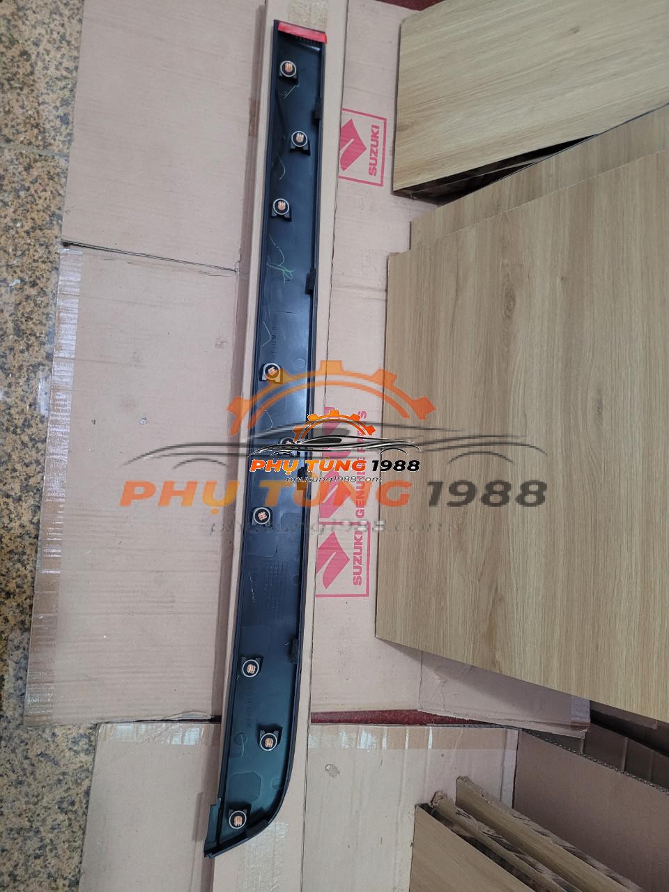 Nẹp thành cánh cửa trước Suzuki Ertiga Nẹp thành cánh cửa trước Suzuki Ertiga