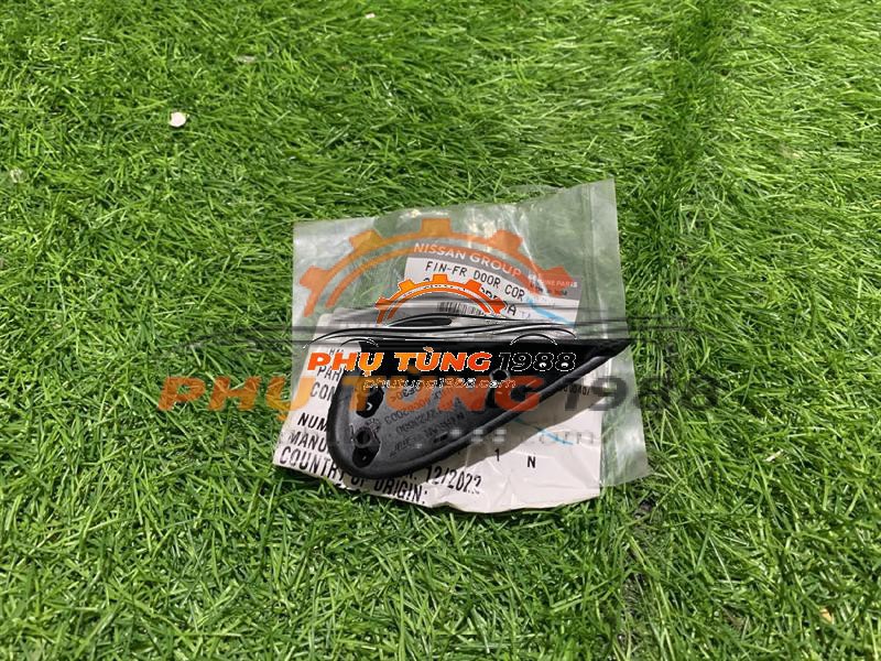 Ốp tam giác chân gương Nissan Sunny Ốp tam giác chân gương Nissan Sunny
