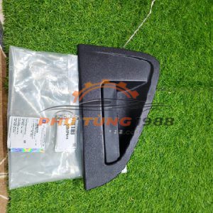 Tay mở cửa sau lái Chevrolet Spark