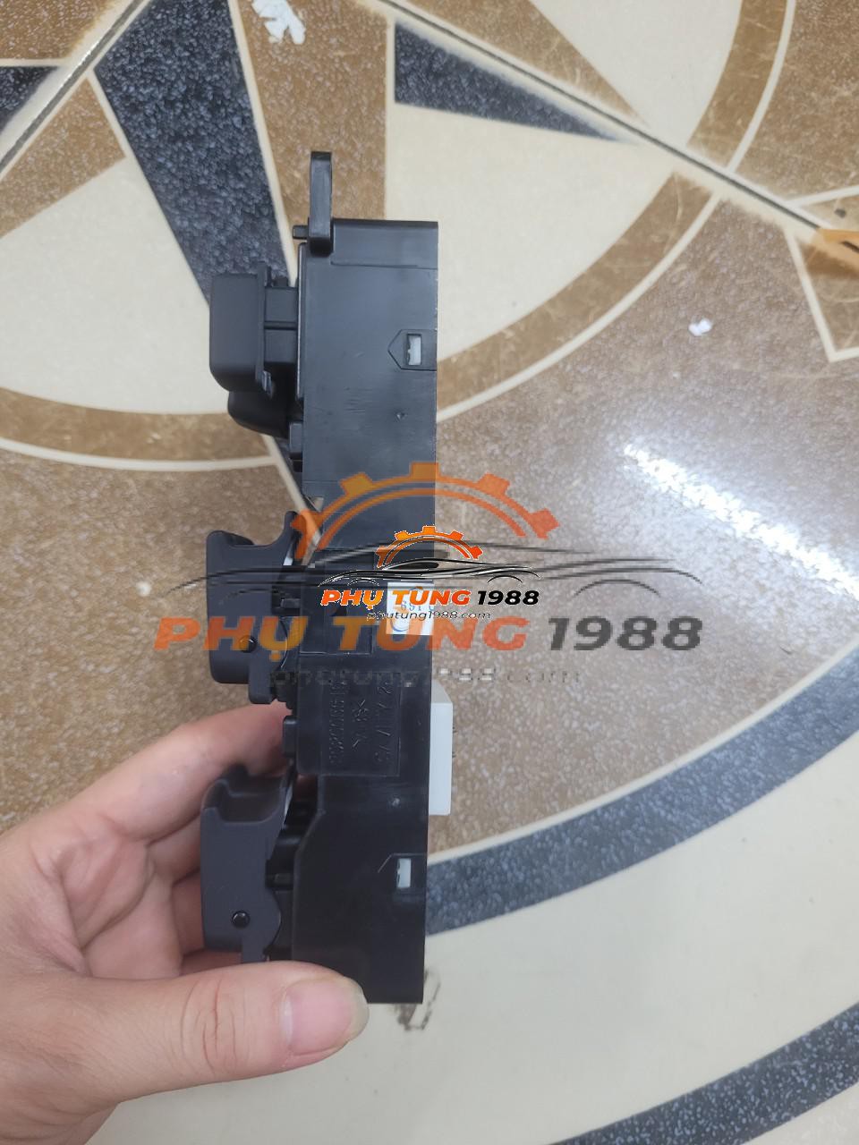 Công tắc lên kính tổng Carensa