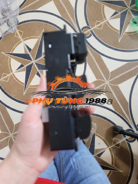 Công tắc lên kính tổng Nissan Dmax
