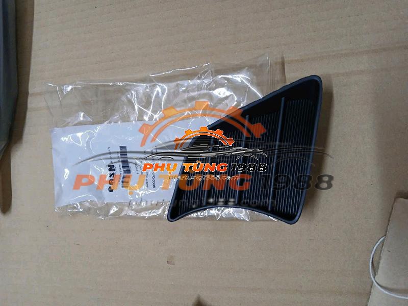 Ốp cạnh đèn gầm Toyota Hilux