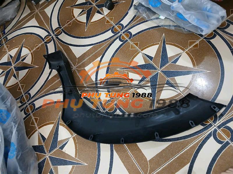 Ốp phồng tai xe Toyota Hilux