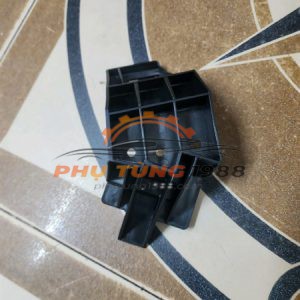 Phe cài đèn pha phải Toyota Fortuner