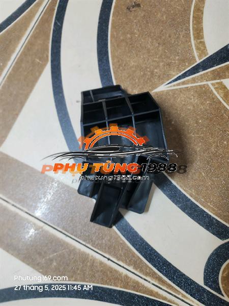 Phe cài đèn pha phải Toyota Fortuner