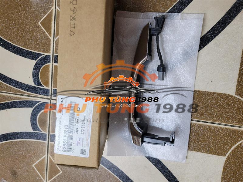 Tay mở cửa trước lái Huyndai Elantra
