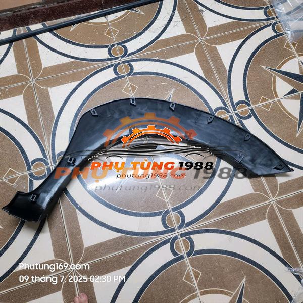 Ốp phồng tai xe Toyota Fortuner Ốp phồng tai xe Toyota Fortuner