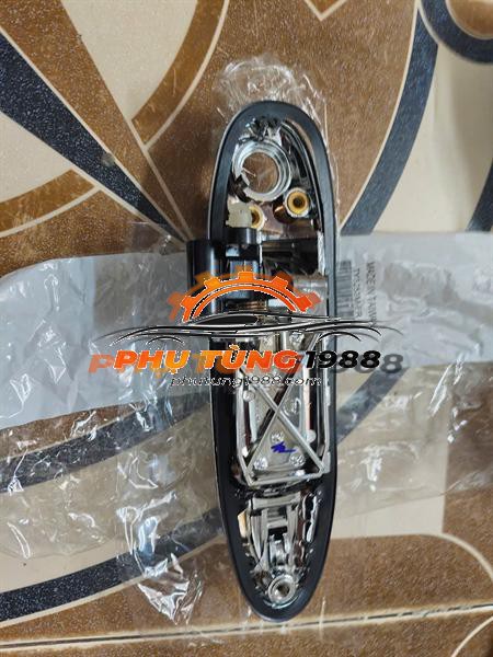 Tay mở cửa ngoài Toyota Land Cruiser